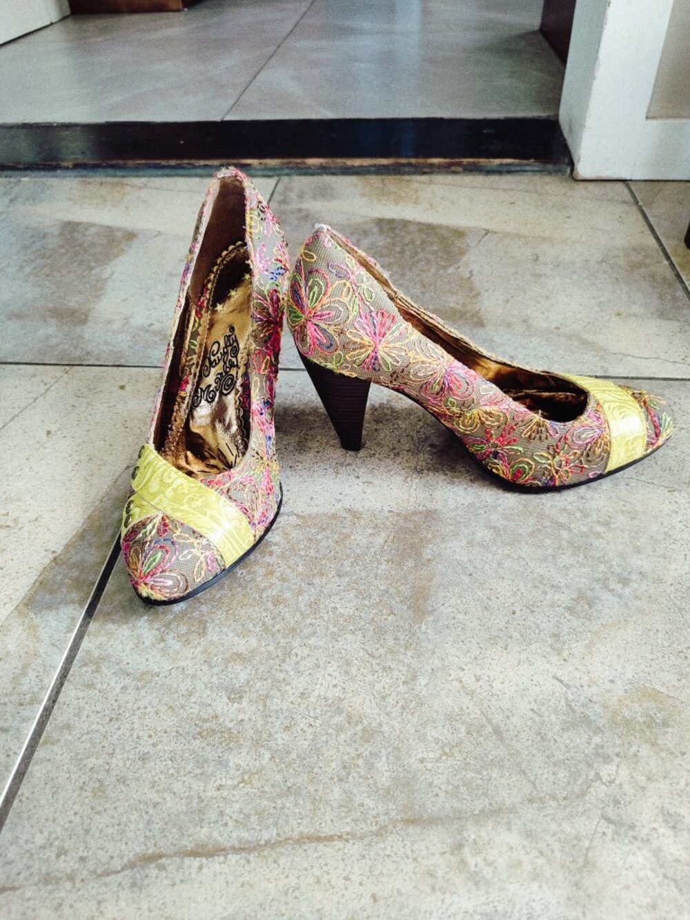RARE Collectible Naughty Monkey Vintage Y2K Tapestry Pumps — 8.5